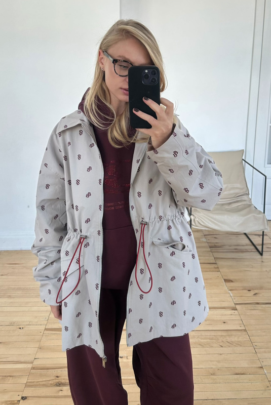 Парка на кулисе с паттерном LIGHT GREY