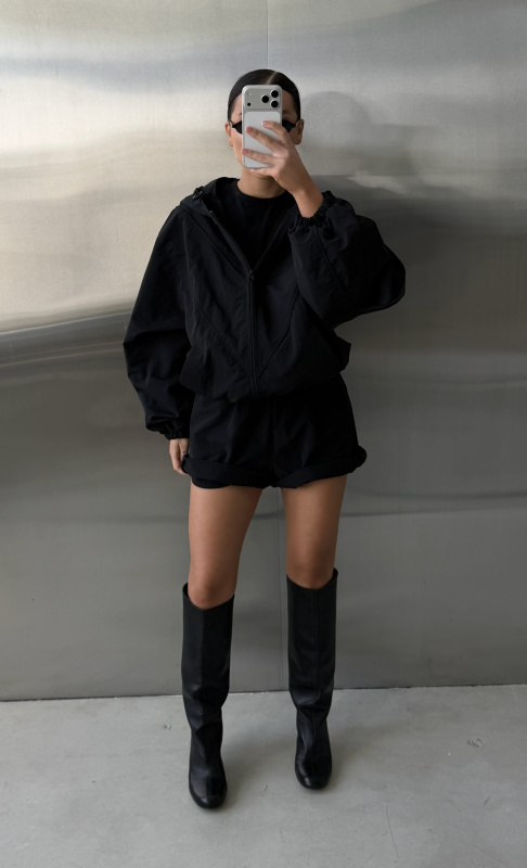 Ветровка с капюшоном