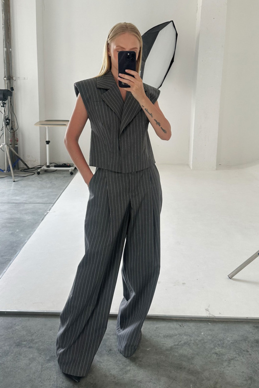 Жилет серая полоска ULLA & LABEL .B Жилет серая полоска ULLA & LABEL .B