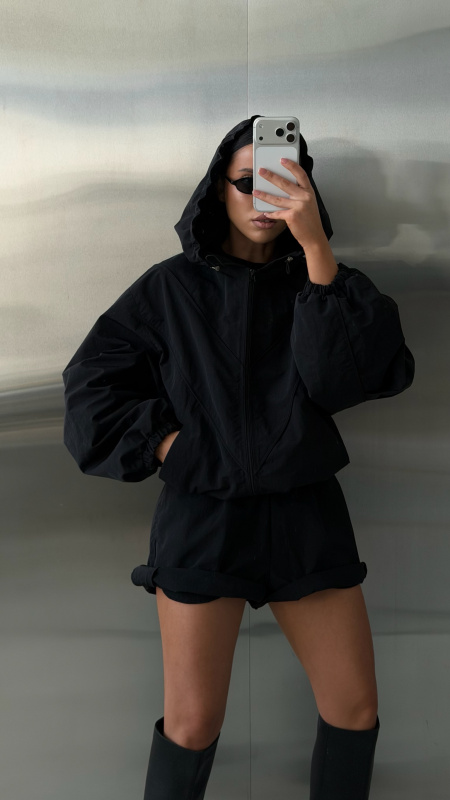 Ветровка с капюшоном