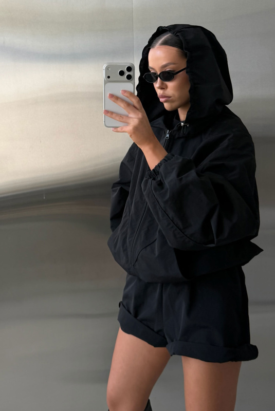 Ветровка с капюшоном