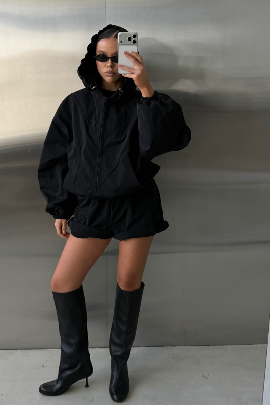 Ветровка с капюшоном