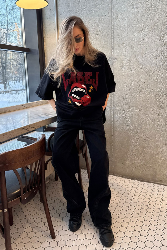 Футболка со стразами BLACK