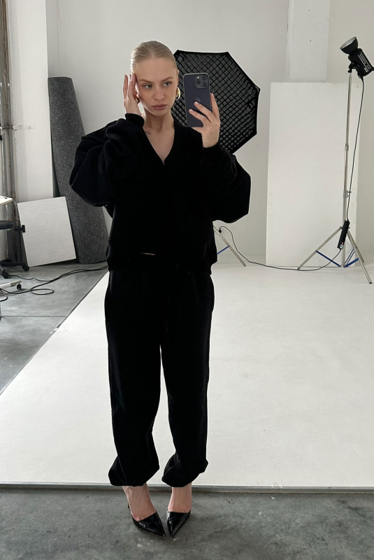 Свитшот с V вырезом BLACK Свитшот с V вырезом BLACK