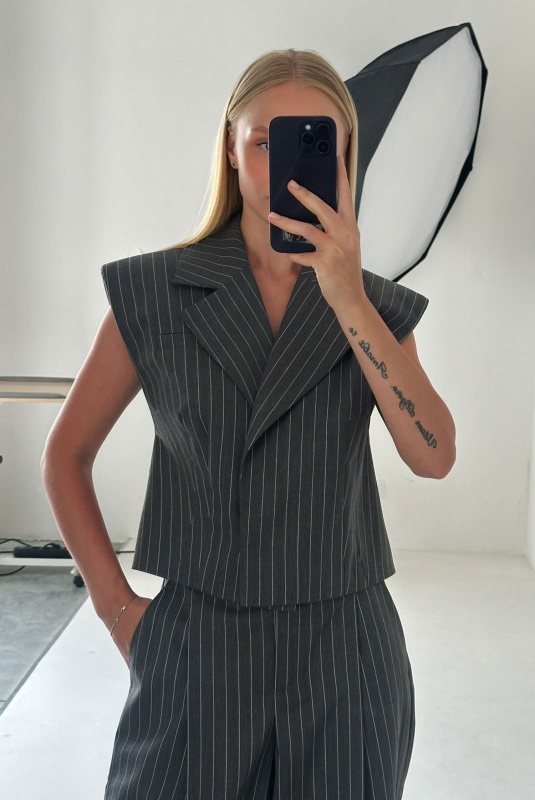 Жилет серая полоска ULLA & LABEL .B Жилет серая полоска ULLA & LABEL .B